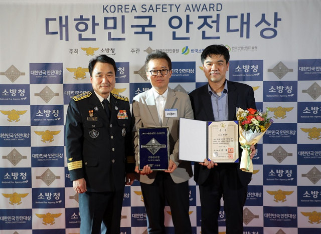이규원 SK스페셜티 사장이 국무총리 표창을 받고 있다. SK스페셜티 제공