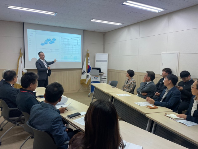 지난달 17일 청송 하의 공공하수처리장에서 진행된 댐상류 소규모 하수도 스마트 시스템(K-water Smart Sewerage System) 처리 효율에 대해 연구성과 발표회가 열렸다. K-water 제공
