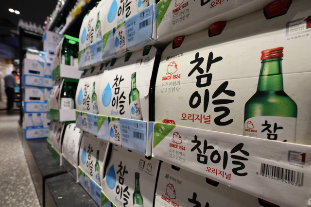 9일 오후 서울 시내 한 대형마트에 참이슬이 진열돼 있다. 연합뉴스