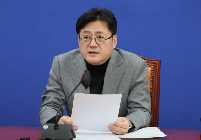 홍익표 더불어민주당 원내대표가 14일 국회에서 열린 원내대책회의에서 발언하고 있다. 연합뉴스