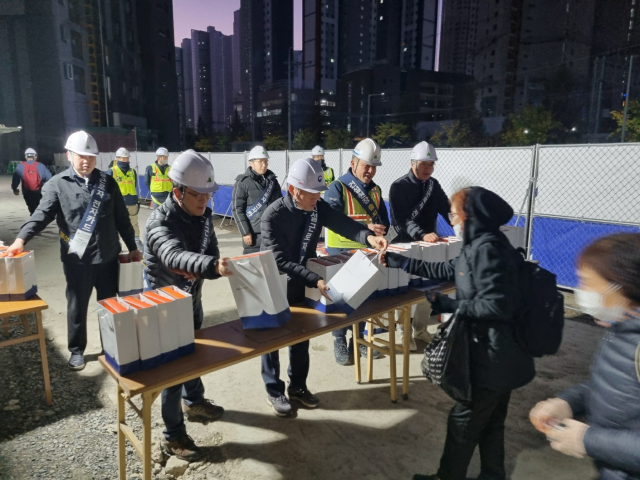 14일 대구시 북구 고성1가에 위치한 힐스테이트 대구역 오페라 신축공사 현장에서 대구고용노동청과 건설근로자공제회 대구지사가 건설근로자