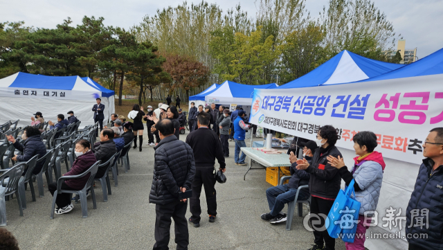 지난해 재대구포항향우회에서 마련한 특산물 직거래 장터에 참여한 시민들이 먹거리 부스 등을 둘러보고 있다. 재대구포항향우회 제공