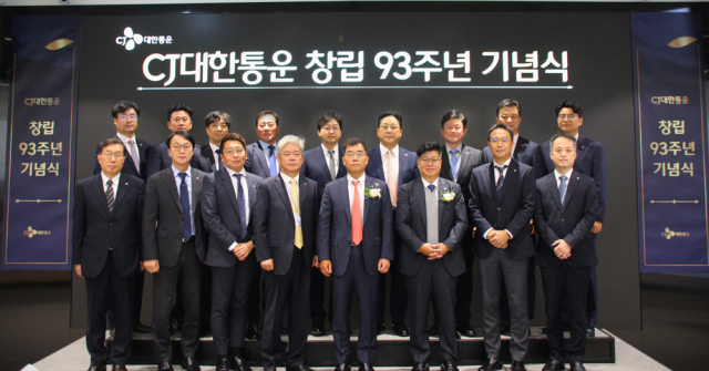 CJ대한통운 93주년 창립기념식 사진 촬영. 왼쪽 4번째부터 신영수 한국사업부문대표, 강신호 대표이사, 강병구 글로벌사업부문대표. CJ대한통운