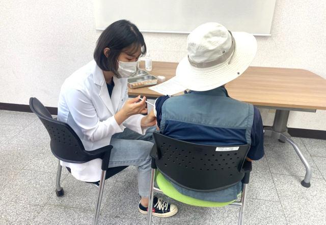 영천시는 14일부터 30일까지 9개 면 단위 보건지소와 진료소에서 코로나19 백신 예방 접종을 실시한다. 사진은 65세 이상 고위험군의 백신 접종 모습. 영천시 제공