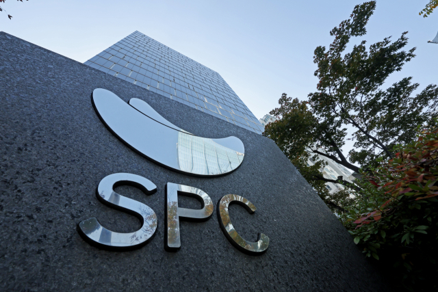 검찰이 파리바게뜨 제빵기사에 대한 부당 노동행위 관련 SPC그룹의 관여 여부를 확인하기 위해 지난달 30일 압수수색에 나섰다. 사진은 이날 압수수색 진행 중인 서울 서초구 SPC본사. 연합뉴스