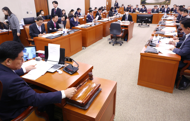 13일 국회에서 농림축산식품해양수산위원회 전체회의가 열리고 있다. 연합뉴스