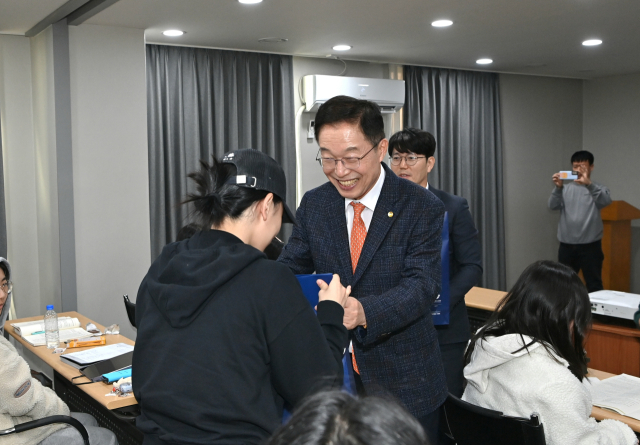임종식 경북도교육감이 14일 포항에서 울릉지역 수험생들을 만나 응원 물품을 전달하고 격려하고 있다. 경북교육청 제공