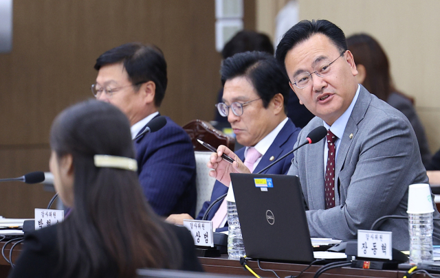 16일 오후 서울 용산구 국방부에서 열린 국회 법제사법위원회의 국방부 군사법원에 대한 국정감사에서 국민의힘 유상범 의원이 질의하고 있다. 연합뉴스