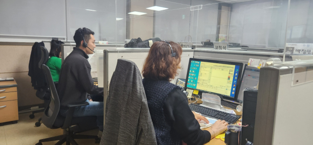 한국교통안전공단 고객콜센터애서 직원들이 상담을 하고 있다. 한국교통안전공단 제공