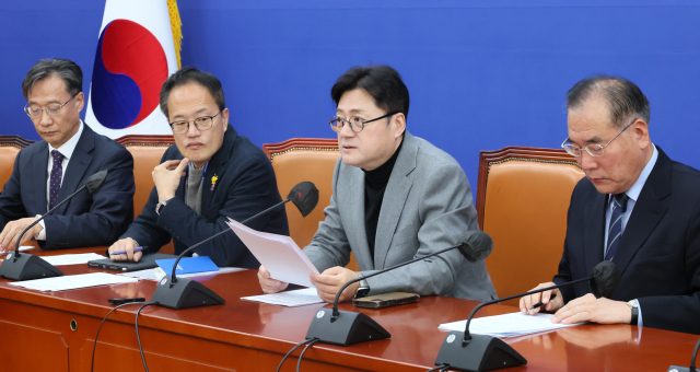 더불어민주당 홍익표 원내대표가 14일 국회에서 열린 원내대책회의에서 발언하고 있다. 연합뉴스