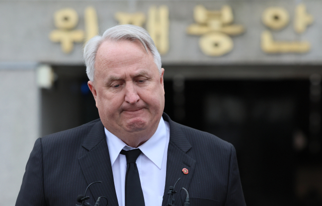 국민의힘 인요한 혁신위원장이 14일 오전 제주시 봉개동 4·3평화공원을 찾아 참배한 뒤 취재진과 질의응답하고 있다. 연합뉴스