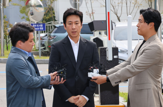 마약 투약 혐의를 받는 배우 이선균씨가 4일 오후 조사를 받기 위해 인천논현경찰서에 있는 인천경찰청 마약범죄수사계에 재출석하고 있다. 연합뉴스