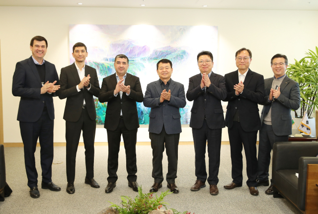 한국수자원공사(K-water)와 우즈베키스탄 상하수도공사가 지난 14일 대전시 수자원공사 본사에서 만나 협력을 다짐했다. 사진=한국수자원공사 제공