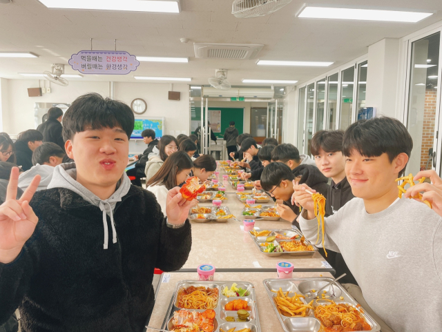 대구 북구에 있는 구암고등학교는 오는 16일 수능을 앞둔 학생들을 응원하기 위해 지난 14일 급식으로 랍스터를 제공했다. 대구시교육청 제공