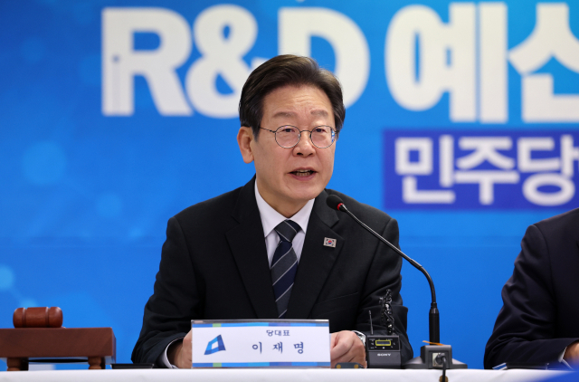 더불어민주당 이재명 대표가 지난 15일 오전 대전시 중구 용두동 민주당 대전광역시당에서 열린 현장 최고위원회의 시작을 알리고 있다. 연합뉴스
