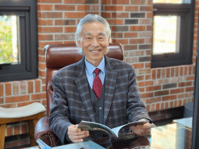 14일 경산지식산업경제자유구역 내 ㈜그린바드에서 만난 박창석 회장이 자사 기업 문화에 대해 설명하고 있다. 이통원 기자. tong@imaeil.com