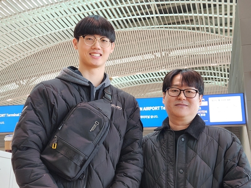 한국 고교생 중 최초로 유럽프로배구에 직행한 이우진(왼쪽)이 15일 이탈리아로 떠나기 전, 인천국제공항에서 임근혁 IM 컨설팅 대표와 기념 촬영하고 있다. 연합뉴스