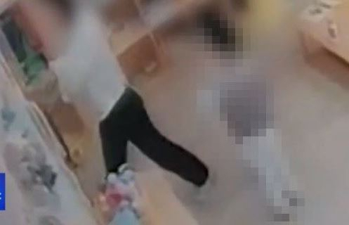 해당 교사가 사고 당시 문을 닫는 모습. MBC 뉴스 화면 캡처