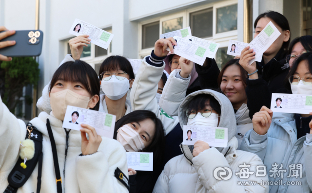2024학년도 대학수학능력시험을 하루 앞둔 15일 오후 대구여자고등학교에서 예비소집에 참여한 수험생들이 배부받은 수험표를 들고 기념촬영을 하고 있다. 안성완 기자 asw0727@imaeil.com