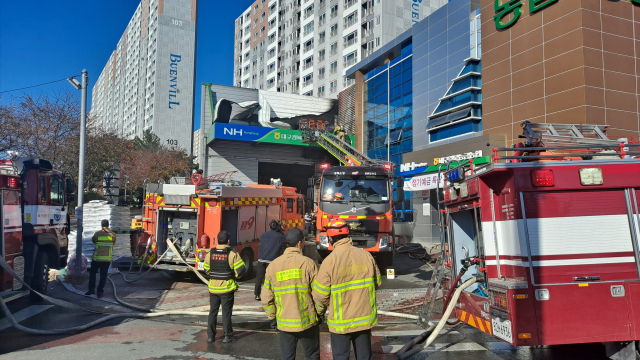 15일 오전 포항시 북구 흥해읍 한 농협 창고에서 발생한 화재를 소방대원들이 진화하고 있다. 독자 제공.