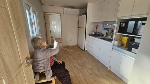지난 7월 발생한 폭우로 집을 잃은 정명희(93) 씨가 생활하는 임시주택을 가리키며 수마가 할퀴고 간 후 어려운 형편을 설명하고 있다. 윤영민 기자