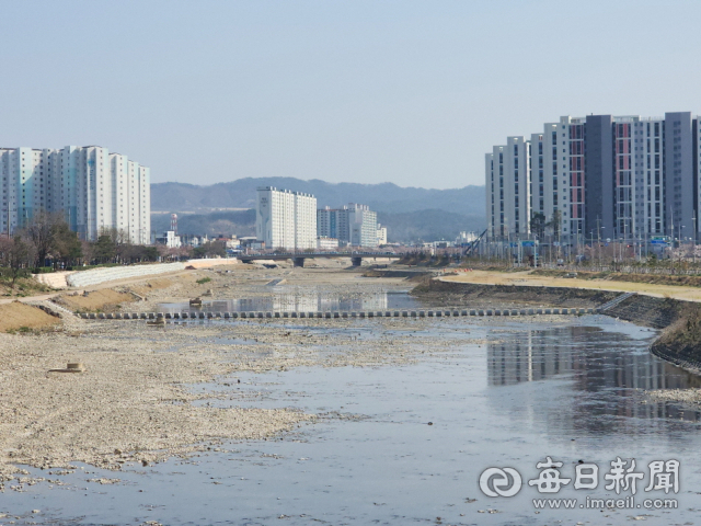 태풍 힌남노로 범람한 후 현재 응급 복구공사를 마친 포항시 남구 오천읍 냉천(지방하천)의 전경. 포항시 제공