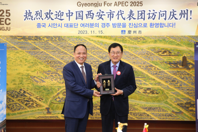 주낙영(오른쪽) 경주시장이 15일 경주시청을 찾은 허원취앤 중국 시안시 당 비서장과 선물을 교환한 뒤 기념촬영을 하고 있다. 경주시 제공