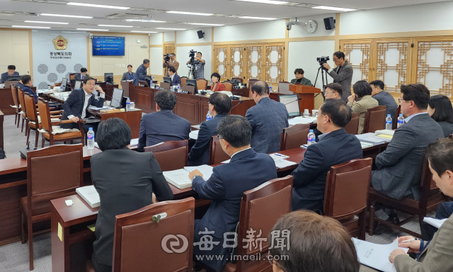 15일 경북도의회 행정보건복지위원회가 경북도에 대한 행정사무감사를 진행하고 있는 모습. 전종훈 기자
