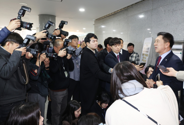 국민의힘 김기현 대표가 15일 국회 의원회관에서 열린 세미나를 마치고 나가던 중 취재진의 질문에 답하고 있다. 김 대표는 이날 혁신위를 향해