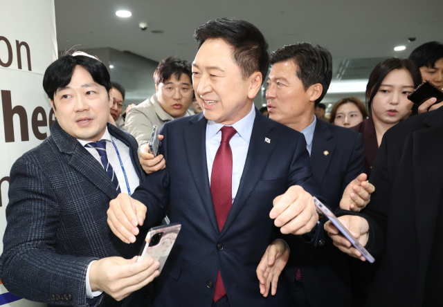 국민의힘 김기현 대표가 15일 국회 의원회관에서 열린 세미나를 마치고 나가던 중 취재진의 질문을 받고 있다. 김 대표는 이날 혁신위를 향해