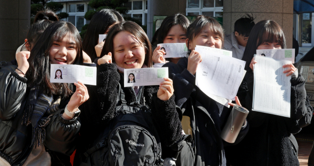2024학년도 대학수학능력시험을 하루 앞둔 15일 대구 중구 경북대학교 사범대학 부설고등학교에서 열린 수능예비소집에서 수험생들이 수험표를 들고 화이팅을 외치고 있다. 김영진 기자 kyjmaeil@imaeil.com