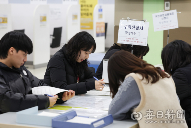 지난 15일 대구서부고용복지플러스센터를 찾은 청년들이 구직신청서를 작성하고 있다. 매일신문DB