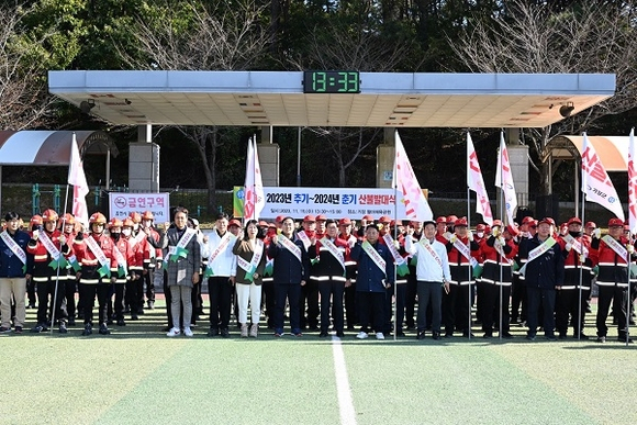 부산 기장군이 15일 철마체육공원 운동장에서 산불재난 대응태세를 확립을 위한 산불방지 발대식을 진행하고 있다. [사진=기장군]