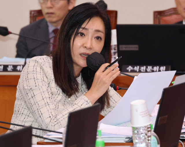 더불어민주당 유정주 의원이 24일 국회 문화체육관광위원회 국정감사에서 허구연 한국야구위원회 총재에게 질의하고 있다. 연합뉴스