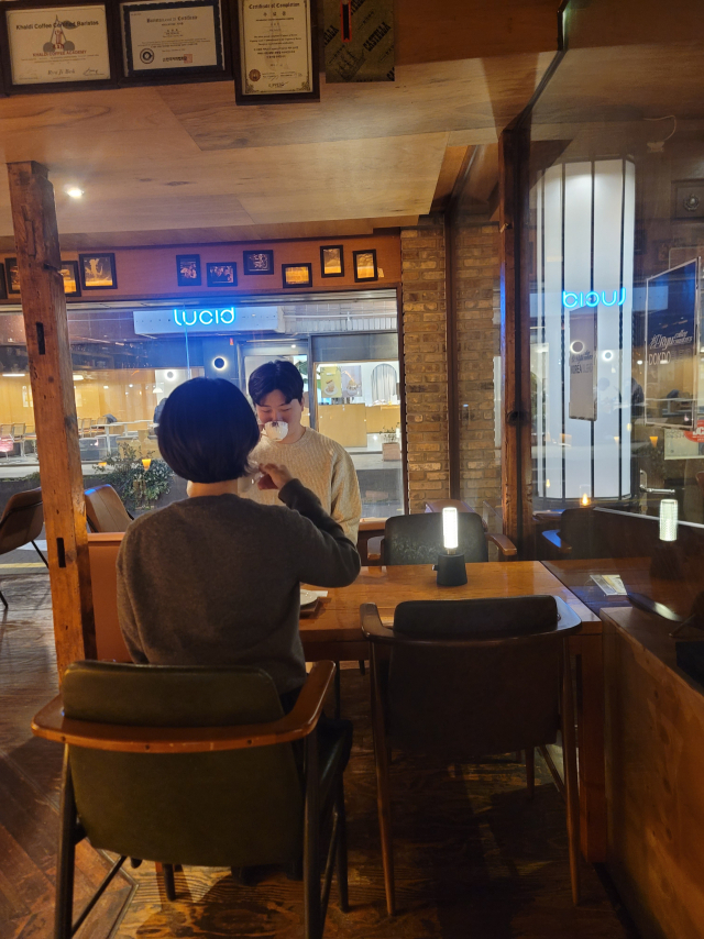 동성로에 위치한 류 커피 로스터스는 소개팅 하기 좋은 카페로 유명하다.