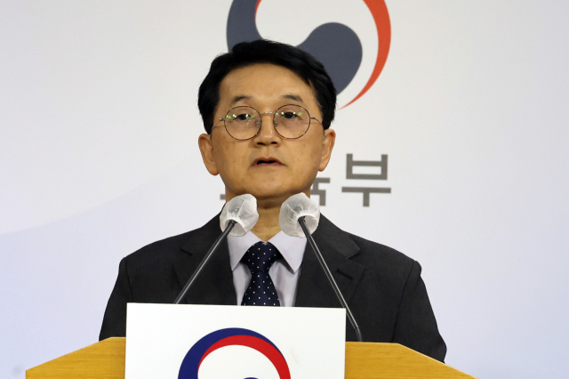 16일 정부세종청사 교육부에서 정문성 대학수학능력시험 검토위원장이 2024학년도 대학수학능력시험 출제 기본 방향 브리핑을 하고 있다. 연합뉴스
