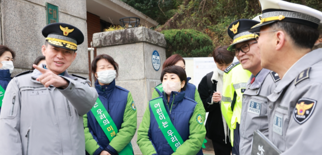 김수영 대구경찰청장(사진 맨 왼쪽)이 16일 오전 대구 수성구 대륜고등학교를 찾아 근무자들과 수험생들을 격려했다. 대구경찰청 제공