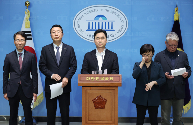 더불어민주당 이원욱(왼쪽부터), 윤영찬, 김종민, 조응천 의원이 16일 국회 소통관에서 