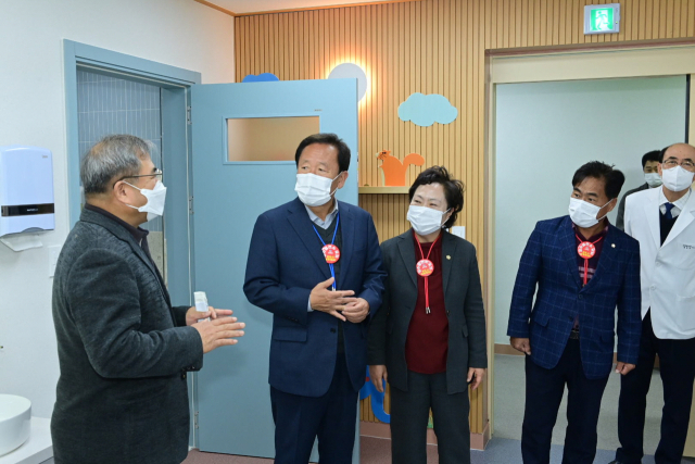 권성규 해성병원 이사장(사진 왼쪽)이 박현국 봉화군수(왼쪽 두 번째)에게 새롭게 운영에 들어간 소아청소년과를 소개를 하고 있다. 봉화군 제공