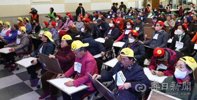 대구시 서구청은 15일 한글교실을 통해 한글을 깨우친 어르신들을 대상으로