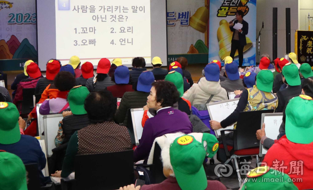 대구시 서구청은 15일 한글교실을 통해 한글을 깨우친 어르신들을 대상으로