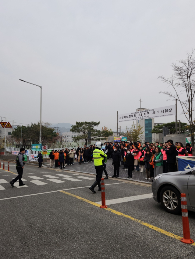 경북경찰청은 16일 오전 제때 고사장에 도착하지 못한 수험생 등 10명에게 순찰차, 싸이카(순찰용 이륜차) 이동 서비스를 제공했다고 밝혔다. 경찰이 구미 선주고등학교 고사장 앞에서 싸이카 등을 활용해 교통정리하고 있다. 경북경찰청 제공