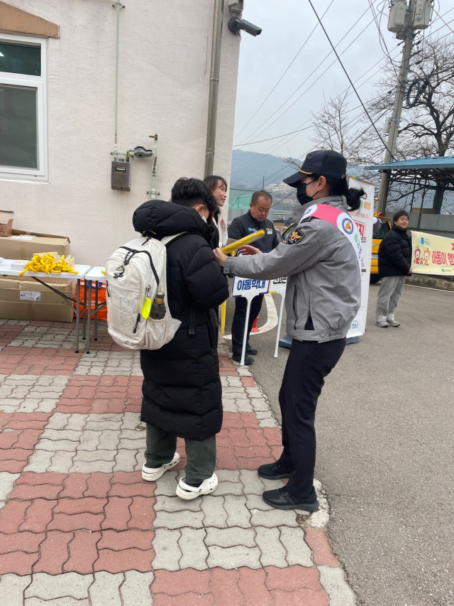 16일 청송경찰서는 아동학대 예방의날을 맞아 청송초등학교에서 지자체와 함께 예방 캠페인을 실시했다. 청송경찰서 제공