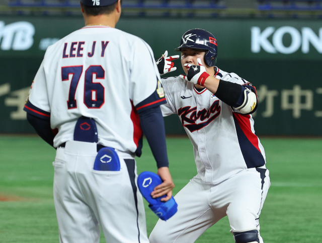 16일 일본 도쿄돔에서 열린 아시아프로야구챔피언십(APBC) 예선 1차전 대한민국과 호주의 경기. 2회말 1사 1, 2루에서 김형준이 1타점 적시타를 친 뒤 세리머니를 하고 있다. 연합뉴스