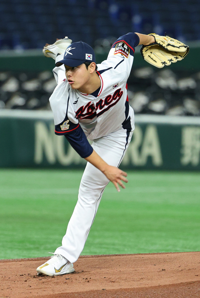 16일 일본 도쿄돔에서 열린 아시아프로야구챔피언십(APBC) 예선 1차전 대한민국과 호주의 경기. 한국 선발 문동주가 역투하고 있다. 연합뉴스