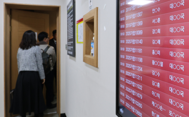 포항 지진피해 시민들이 16일 경북 포항 대구지방법원 포항지원에서 열린 포항 지진피해 손해배상 선고공판장으로 들어가고 있다. 김영진 기자 kyjmaeil@imaeil.com