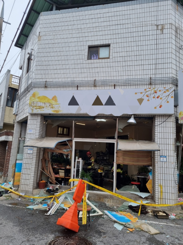 16일 오전 11시 12분쯤 경북 구미시 황상동의 한 식당에서 LPG 가스 폭발사고가 발생해 3명이 다쳤다. 구미소방서 제공