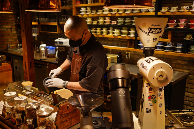 류 커피 로스터스의 류지덕 대표가 핸드드립 커피를 만들고 있다.