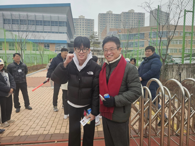 이철우 경북도지사가 16일 오전 경북 예천군 경북일고 수능시험 고사장에서 수험생을 격려했다. 이철우 경북도지사 페이스북 갈무리
