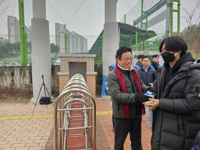 이철우 경북도지사가 16일 오전 경북 예천군 경북일고 수능시험 고사장에서 수험생을 격려했다. 이철우 경북도지사 페이스북 갈무리